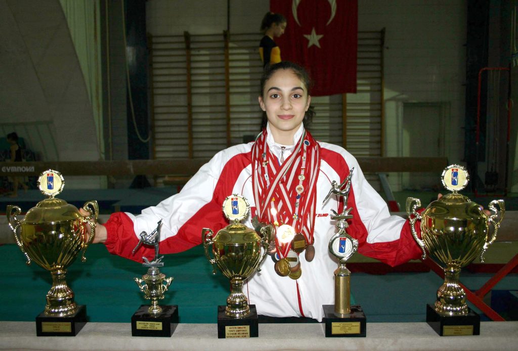 16 YASINDAKI CIMNASTIKCI GOKSU UCTAS, TURKIYE VE AVRUPA'DA GIRMIS OLDUGU ULUSLARARASI YARISMALARDAN 35 MADALYA KAZANDI.  (ANADOLU AJANSI - EMIN GURBUZ) (20060311)