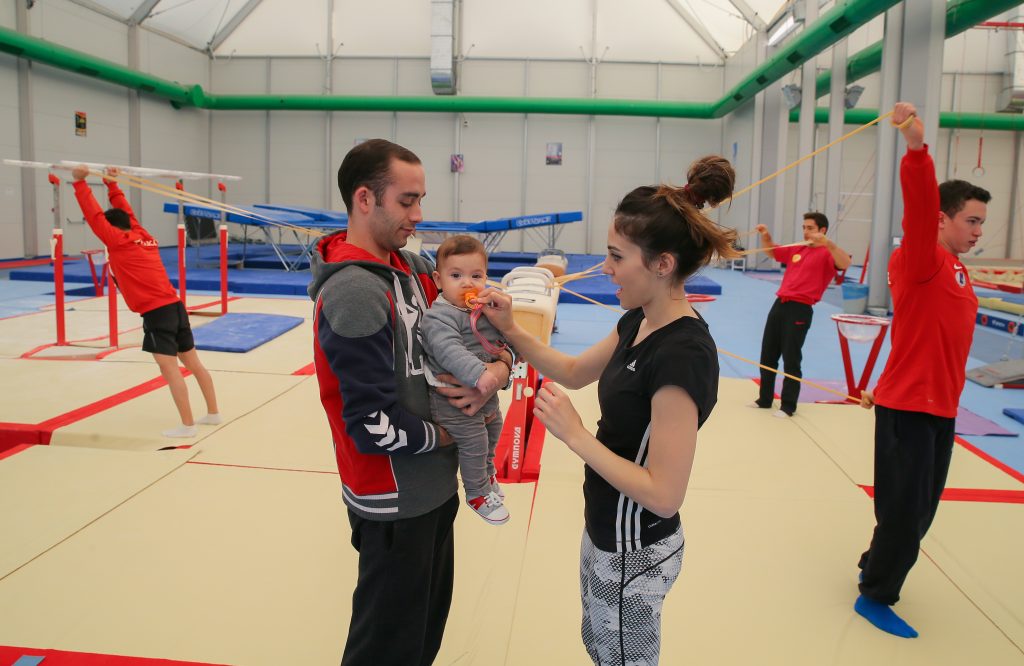 Olimpiyat oyunlarında Türkiye'yi cimnastikte temsil eden ilk sporcu olan Göksu Üçtaş Şanlı, sakatlığı nedeniyle bıraktığı cimnastiğe anne olduktan sonra döndü. 2020 Olimpiyat oyunlarında Türkiye adına mücadele edebilmek için çalışmalara başlayan sporcuyu 7 aylık çocuğu Lina da antremanlarda yanlız bırakmıyor. Minik lina annesinin antremanlarını babası Özgün Şanlı (solda) ile birlikte izliyor. Milli sporcu anne antreman arasında çocuğuyla ilgileniyor. ( Emin Mengüarslan - Anadolu Ajansı )