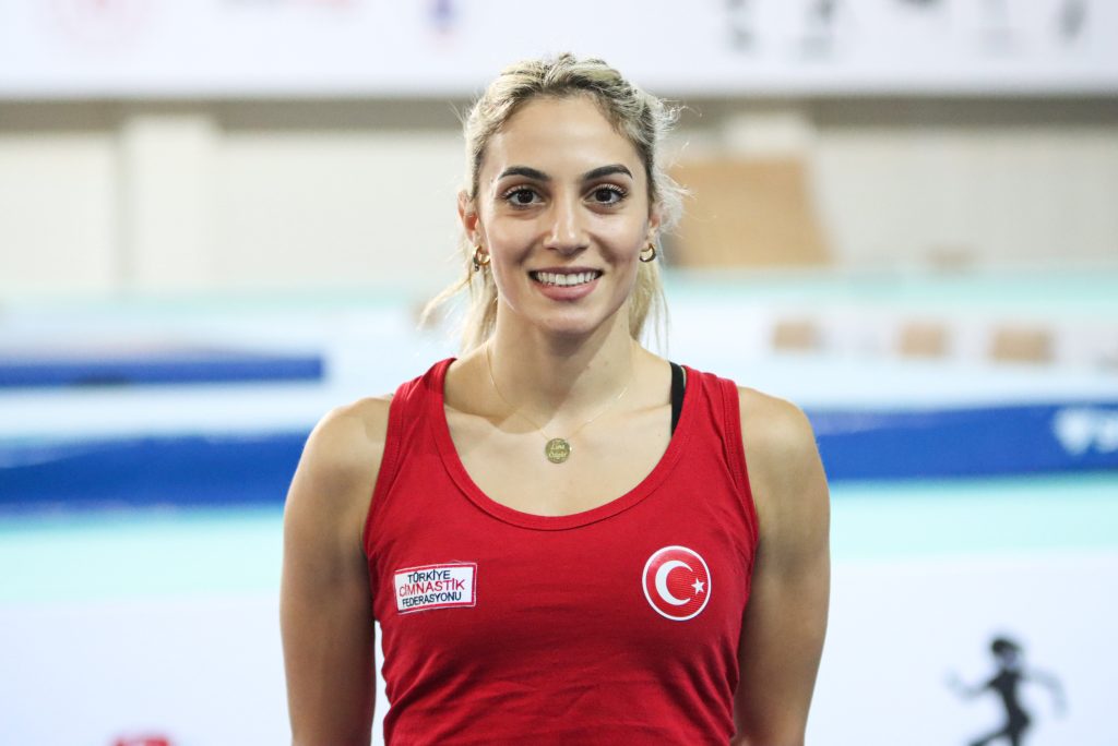 Milli cimnastikçiler, Mersin'in ev sahipliğinde 4. kez düzenlenecek Dünya Challenge Kupası'nda finale kalarak madalya kazanmayı hedefliyor. Mersin Olimpik Cimnastik Salonu'nda çalışmalarına başlayan ay-yıldızlı ekip, antrenörler eşliğinde organizasyona hazırlanıyor. Milli cimnastikçi Göksu Üçtaş Şanlı, AA muhabirine açıklamalarda bulundu. ( Serkan Avci - Anadolu Ajansı )