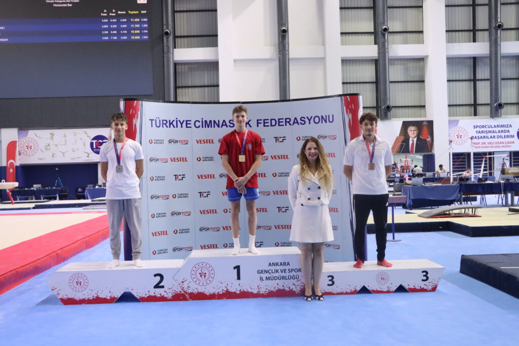 genc-erkekler-atlama-masasi