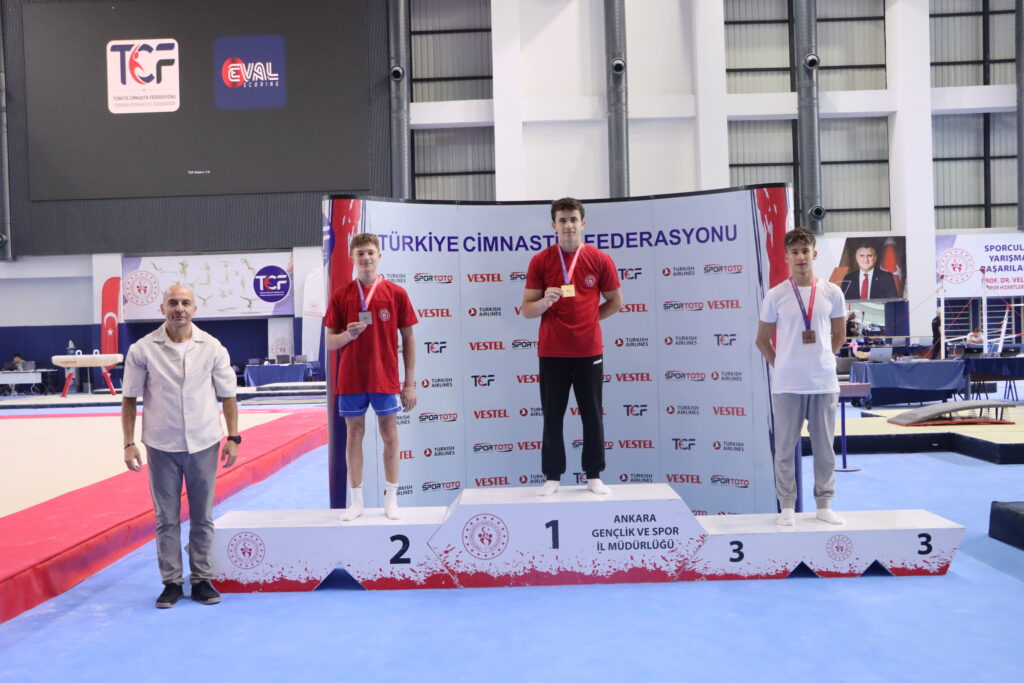 genc-erkekler-barfiks